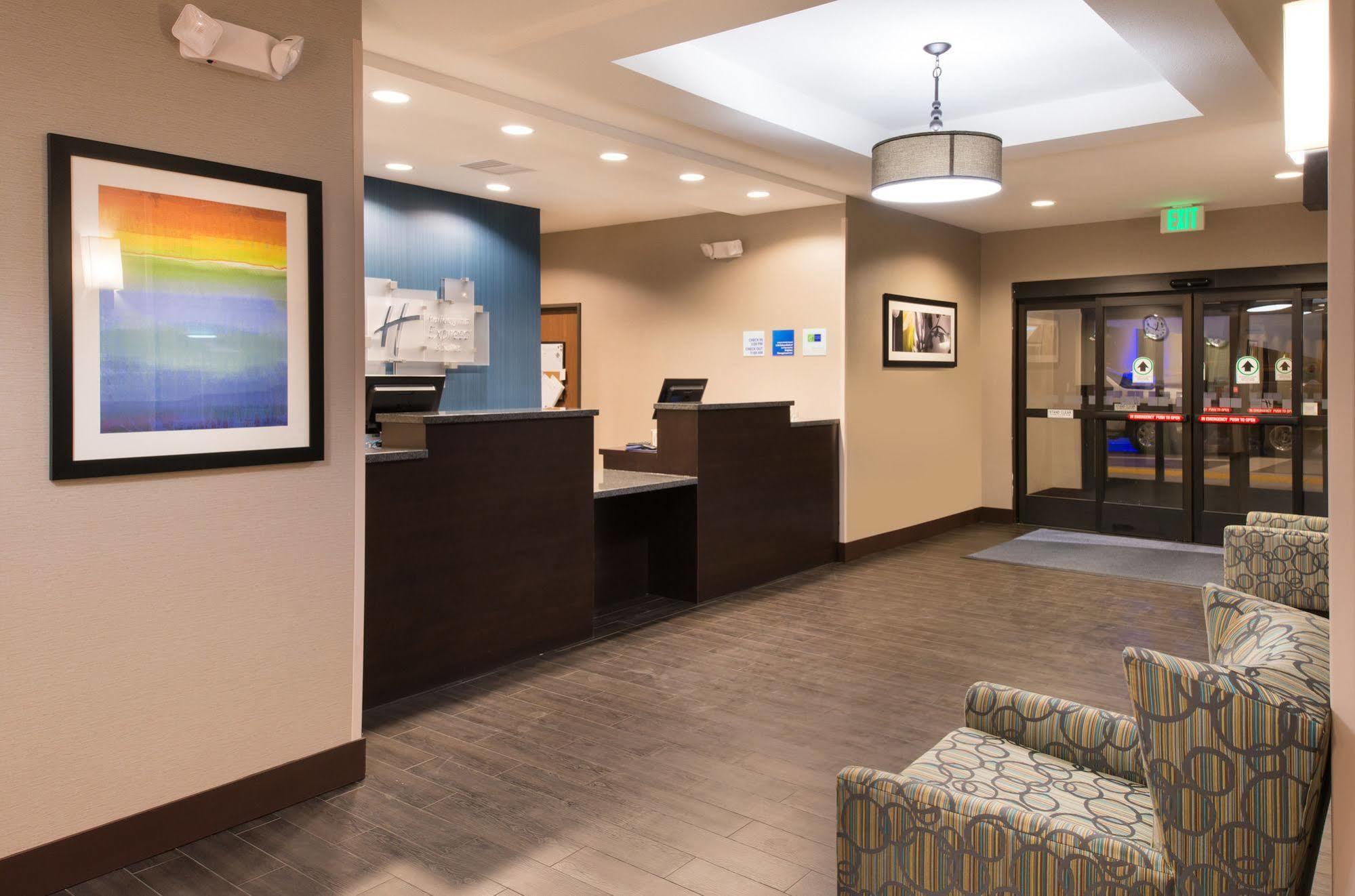 Holiday Inn Express & Suites Bakersfield Airport By Ihg Екстер'єр фото